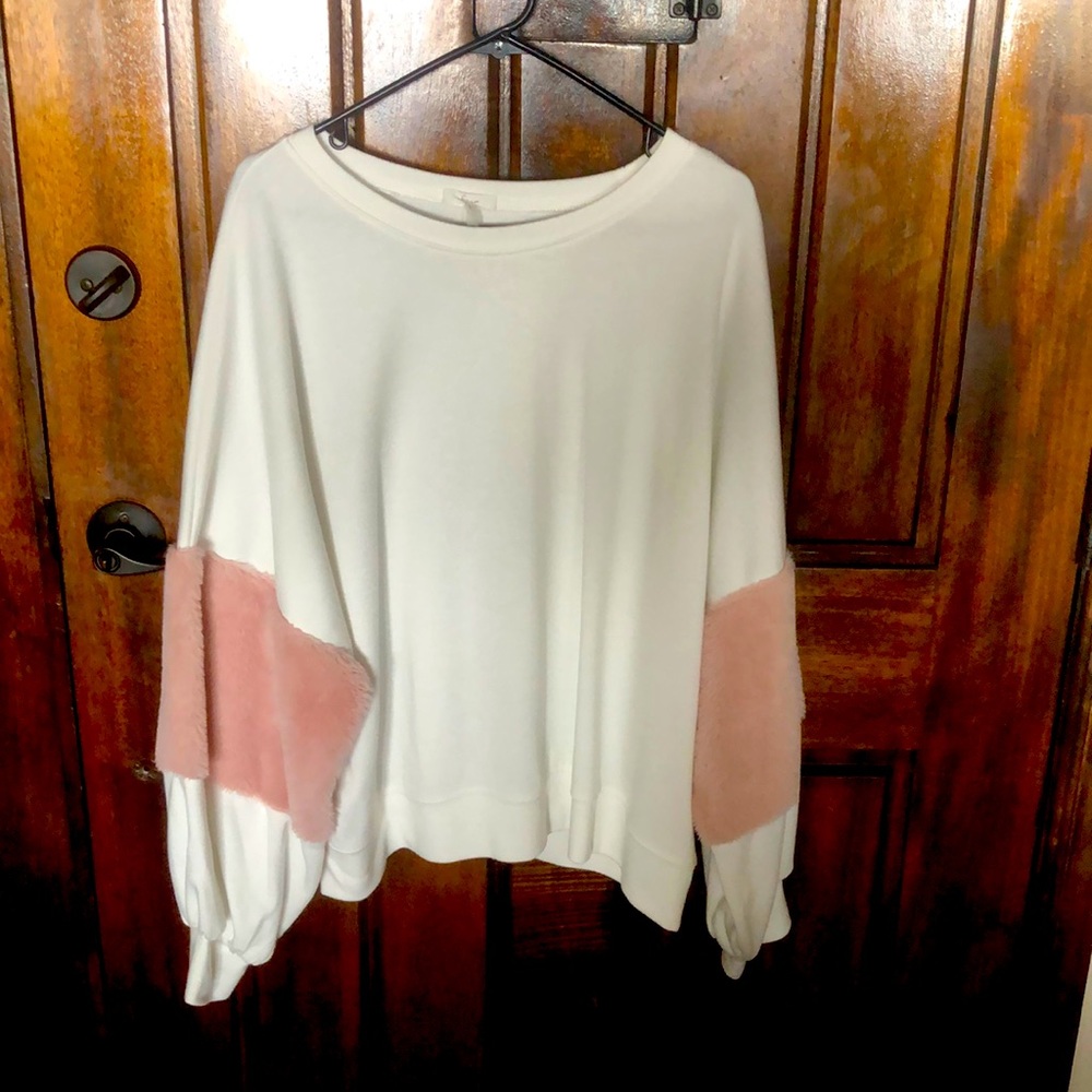 Soprano size Large white oversized sweatshirt pink faux fur detail on sleeves